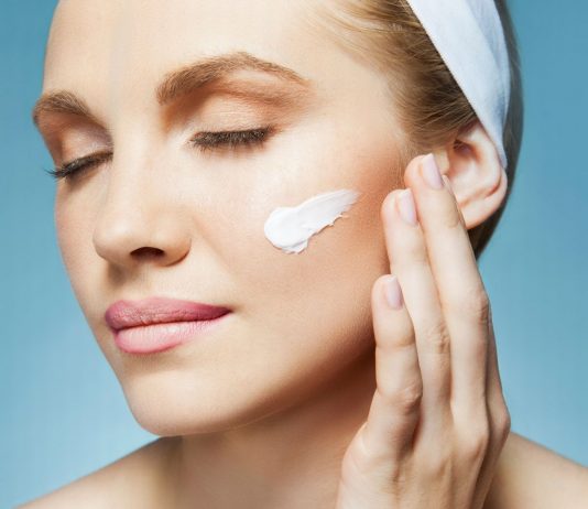 Soin quotidien de la peau pour éviter les signes de vieillissement Soin quotidien de la peau pour éviter les signes de vieillissement